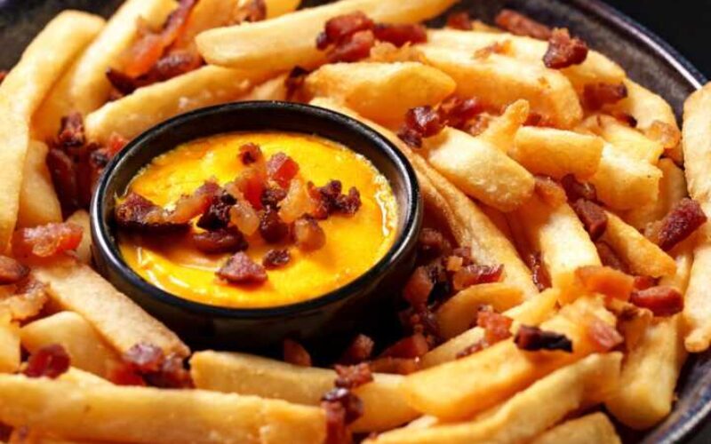 Batata frita com cheddar e bacon
