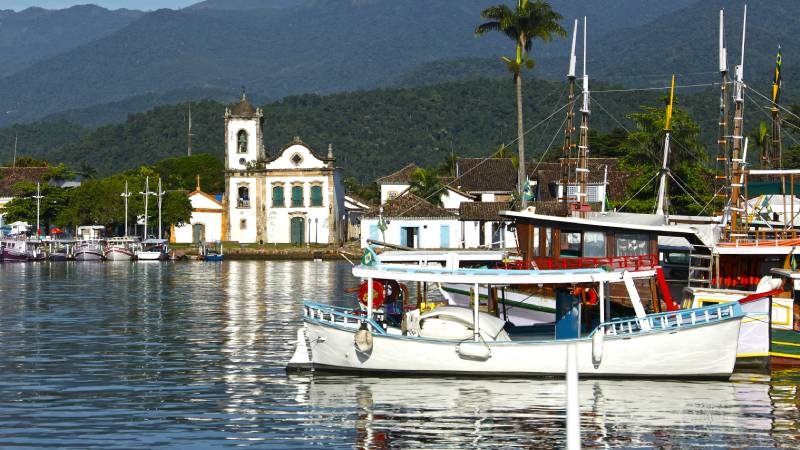 Aproveite as férias de verão em Paraty: praias, natureza e experiência cultural